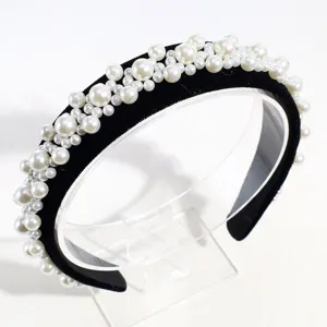 Diadema de terciopelo negro con perlas, elegante banda ancha con perlas, vista detallada.