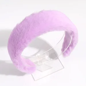 Detalle de diadema de peluche morada, accesorio de pelo de invierno ancho y suave.