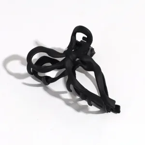 Pinza de pelo negra mate con lazo, elegante pinza tiburón para peinados modernos y chic.