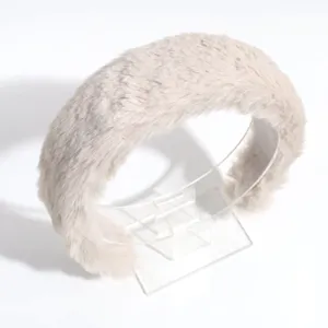 Detalle diadema ancha de felpa, accesorio pelo invierno pelo sintético suave, acogedor.