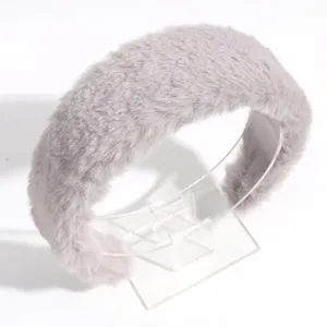 Primer plano de diadema de felpa gris, textura suave y esponjosa, accesorio para el cabello de invierno.