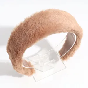Detalle de vista cercana de la diadema de felpa marrón de invierno, accesorio suave y mullido.