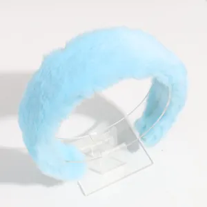 Diadema de pelo ancha y peluda azul claro invierno calido accesorio de moda detalle