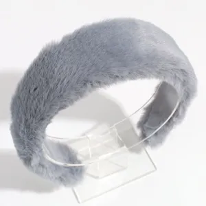 Detalle de la diadema de felpa gris, textura suave y esponjosa con diseño ancho.