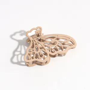 Pinza de pelo de mariposa mate beige para mujer, accesorio elegante para peinado semirrecogido.
