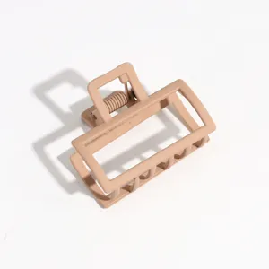 Pinza de pelo marron mate, pinza geometrica de metal para detalles de peinados.