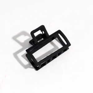 Pinza para el pelo cuadrada mate negra pinza de tiburon de metal geometrico detalle.
