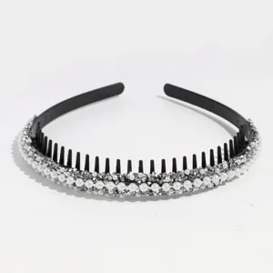 Vista dettagliata del cerchietto per capelli con perle e strass, elegante accesorio nero decorato.