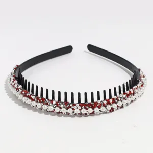 Cerchietto perle strass con dettagli denti primo piano accessorio capelli elegante