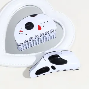 Detailansicht der weißen Totenkopf Haarklammer, kreatives Halloween Haarschmuck Detailfoto.