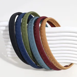 Vista dettagliata di cerchietti minimalisti in plastica unita con trama twill colorata.