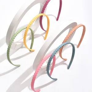 Cerchietti in plastica colorata con design a righe strutturato, accessori per capelli minimali.