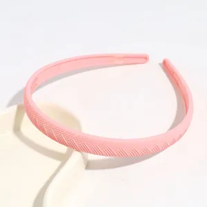Cerchietto in plastica rosa dettaglio, fascia capelli minimalista a righe diagonali per donne.