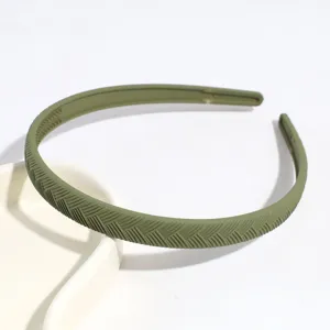 Dettaglio cerchietto in plastica verde, fascia per capelli sottile da 1.3cm con righe.