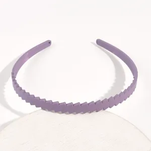 Cerchietto per capelli fine in plastica viola, dettaglio minimalista per uso quotidiano.