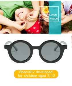 Gafas de sol redondas negras clásicas diseñadas específicamente para niños pequeños.