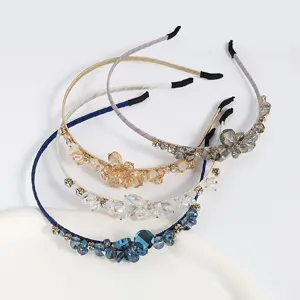 Detalle de la diadema elegante con diamantes de imitación y cristales brillantes