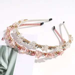 Primer plano detallado de aros de pelo con pedrería de cristal de lujo y piedras brillantes.