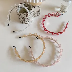 Vista detallada de elegantes diademas con cuentas de cristal brillantes en varios colores.