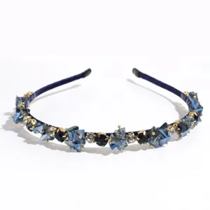 Vista de cerca de la diadema de diamantes de imitación de cristal de lujo con gemas azules brillantes.