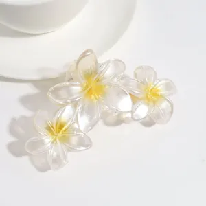 Primo piano dettagliato della pinza per capelli a tre fiori con elegante sfumatura trasparente.