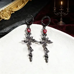 Gothic Ohrringe mit dunklem Kreuz und rotem Kristallherz