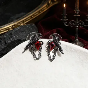 Dunkle gotische Raben-Ohrstecker mit funkelndem rotem Diamantkristall für Damen