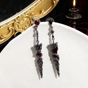 Gothic Stil dunkelrote Edelstein Dolch Ohrhänger für Damen mit Gunmetal-Finish.