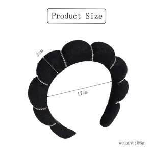 Gedetailleerd overzicht van de zwarte dikke spons haarband met strass, 4cm breedte, 17cm spanwijdte.