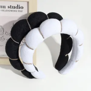 Gewatteerde wolk haarband met strass details, stijlvolle haaraccessoire in kleur.