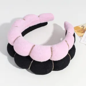 Stijlvolle roze en zwarte gewatteerde haarband met mooie glanzende strass-details.
