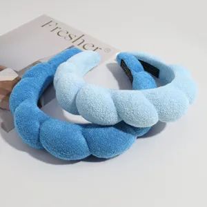 Detailopname van pluche wolk spons haarband, zacht blauw haaraccessoire voor styling.