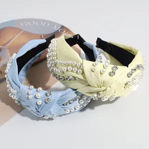 Vista detallada de diademas nudo vintage con perlas sintéticas y brillantes pedrería.