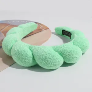 Groene wolken spons haarband detail, zachte pluche stof, stijlvol hoog hoofd ontwerp.