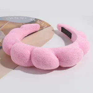 Zachte roze spons wolk haarband, comfortabele gewatteerde haarhoepel accessoire detail.