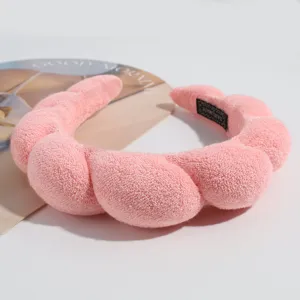 Roze spons wolk haarband detail, zachte stoffen haarhoepel voor dagelijkse mode.