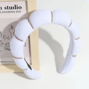 Witte wolk spons haarband met strass decoratie, stijlvolle gewatteerde haarhoepel voor dames.
