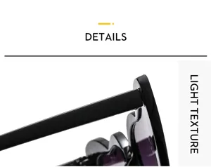 Detalle gafas de sol corazón niños, montura negra textura ligera diseño elegante.