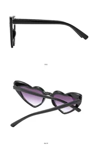 Gafas de sol de corazón para niños con montura negra elegante y lentes moradas degradadas.