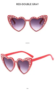 Detalles de gafas de sol infantiles con diseño de corazón rojo, strass y lentes grises.