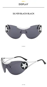 Occhiali da sole scudo futuristico Y2K con decoro stella in metallo e lenti.