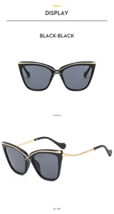 Gafas de sol de ojo de gato de moda para mujer con puente de metal dorado y montura negra elegante.