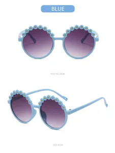 Occhiali da sole rotondi per bambini con fiori blu, montatura azzurra e lenti protettive UV.