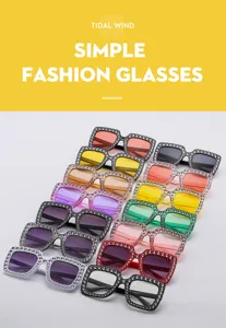 Gedetailleerd overzicht van multicolour vierkante strass zonnebrillen met levendige monturen.