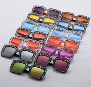 Trendy vierkante strass zonnebril met kleurrijke lenzen voor feestjes en stijlvolle dagelijkse look.