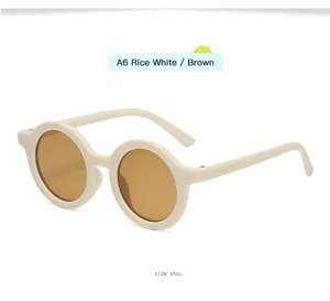 Vista detalle gafas de sol redondas niños, vintage lindo sol bebé gafas en blanco arroz marrón.