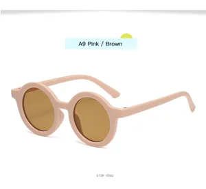 Gafas de sol redondas estilo vintage para niños con montura rosa y lentes marrones lindas.