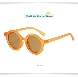 Gafas de sol redondas para niños con montura naranja brillante y lentes marrones, estilo.