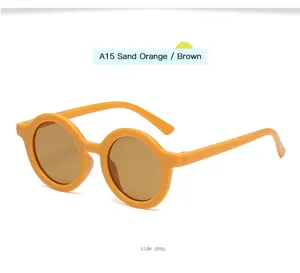 Bonitas gafas de sol redondas vintage para niños con montura naranja arena y cristales marrones.