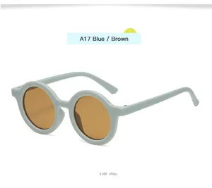 Bonitas gafas de sol redondas para niños con montura azul claro y lentes marrones.